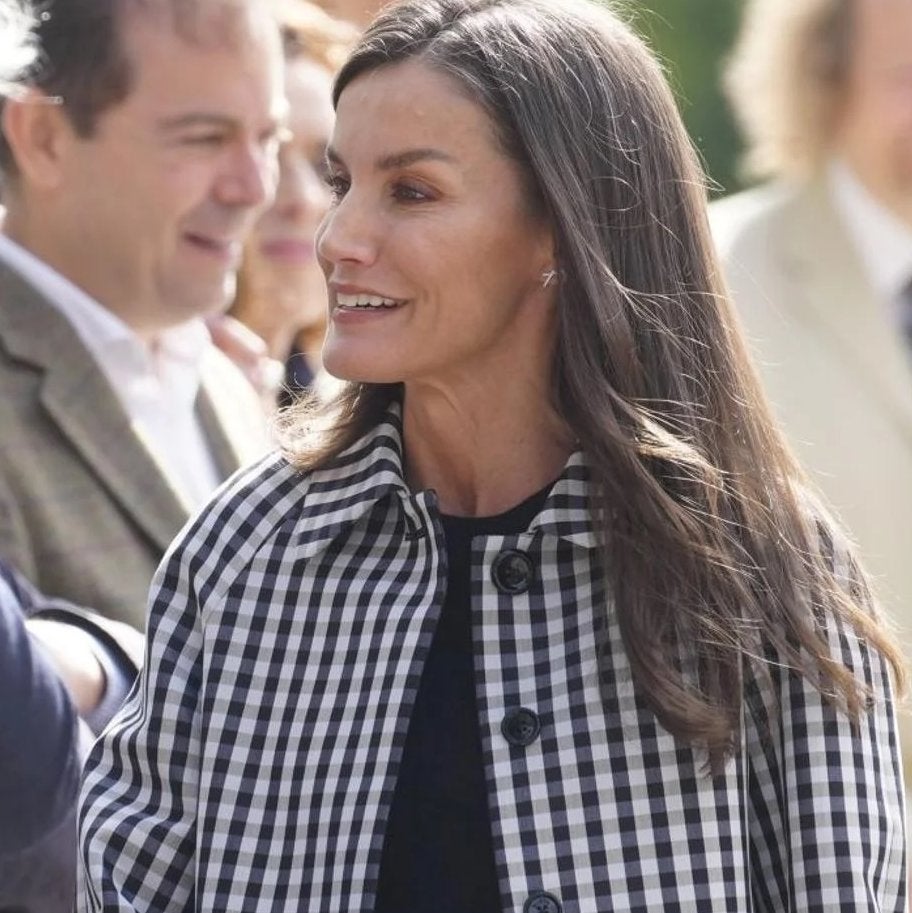 La reina Letizia estrena los zapatos favoritos de las francesas en Madrid: su look de primavera con la chaqueta de entretiempo más original