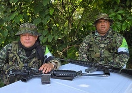 Dos miembros de un grupo disidente de las Farc.