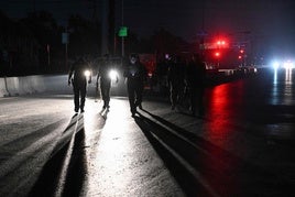 Una patrulla paquistaní recorre el perímetro de la base de Nur Khan en medio del apagón causado por las bombas indias.