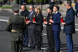 Tusk, Starmer, Macron y Merz rindieron homenaje a los caídos en la invasión junto con Zelenski y su mujer.