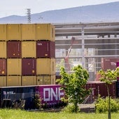 Contenedores de mercancías en la terminal ferroviaria de mercancías de Bilbao.