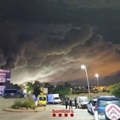Confinados varios municipios tras un incendio con nube tóxica en Barcelona