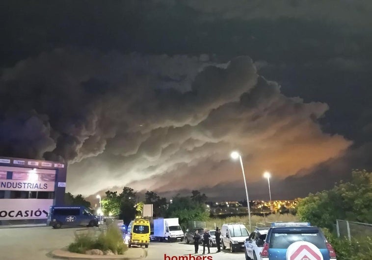 Imagen del humo provocado por el incendio.