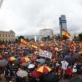 Miles de personas se manifiestan en Colón contra Pedro Sánchez «por la dignidad de España»