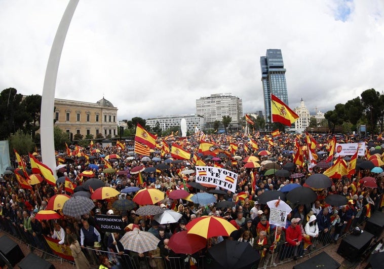 Miles de personas se manifiestan en Colón contra Pedro Sánchez «por la dignidad de España»
