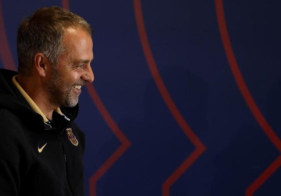 Hansi Flick, sonriente, al acudir a la sala de prensa en la previa de un clásico decisivo.
