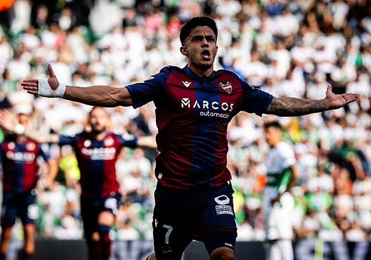 El Levante gana en Elche y pone al rojo vivo el ascenso
