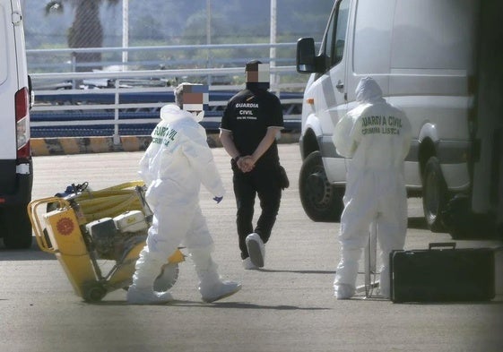 Agentes de la Guardia Civil, durante el registro de este jueves en la nave de Librilla.