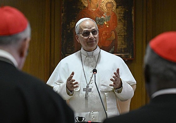 El papa León XIV mantiene un encuentro con los cardenales.
