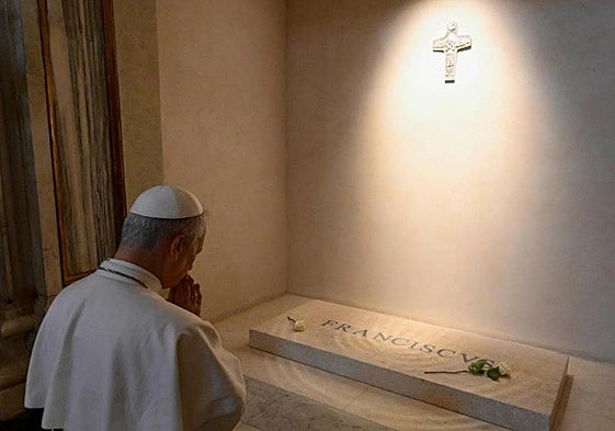 León XIV visita la tumba de Francisco