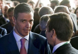 El presidente del Gobierno, Pedro Sánchez, conversa con el de BBVA, Carlos Torres, en el Cercle d'Economia.