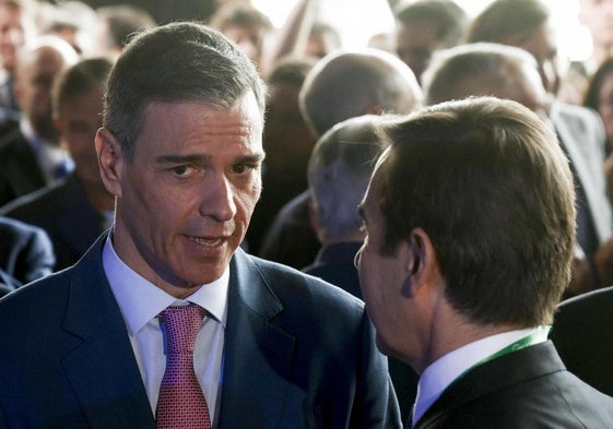 El presidente del Gobierno, Pedro Sánchez, conversa con el de BBVA, Carlos Torres, en el Cercle d'Economia.