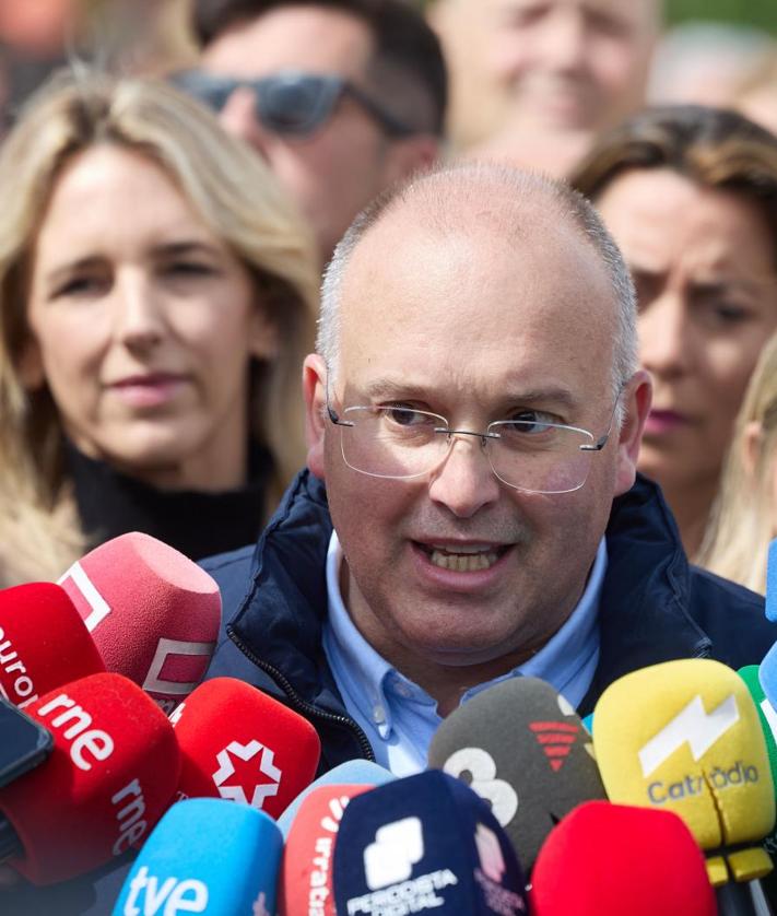 Imagen secundaria 2 - Miles de personas se manifiestan en Colón contra Pedro Sánchez «por la dignidad de España»