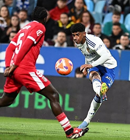 El Zaragoza remonta al colista y acaricia la permanencia