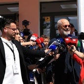 Edi Rama, primer ministro de Albania, habla con la prensa tras votar.
