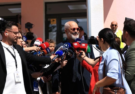 Edi Rama, primer ministro de Albania, habla con la prensa tras votar.