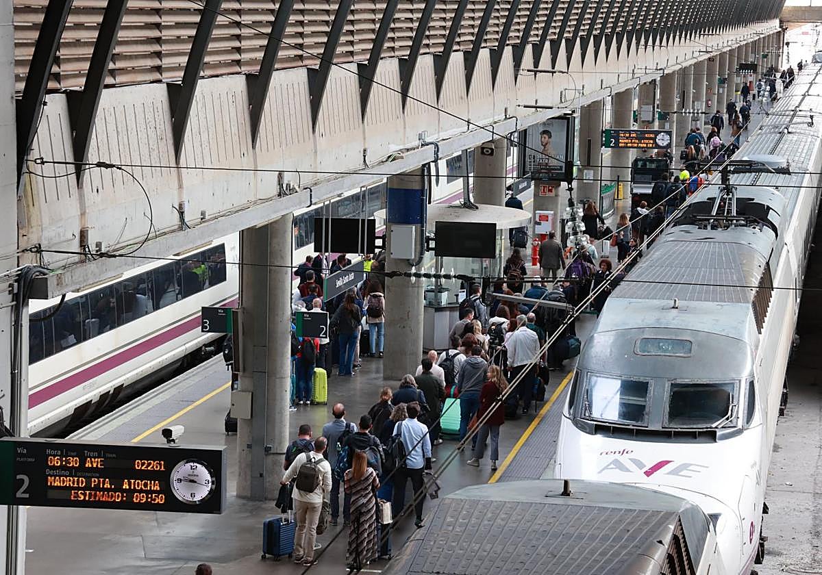 Caos de viajeros en la estación de Santa Justa debido al retraso por el robo de cables de trenes este lunes.