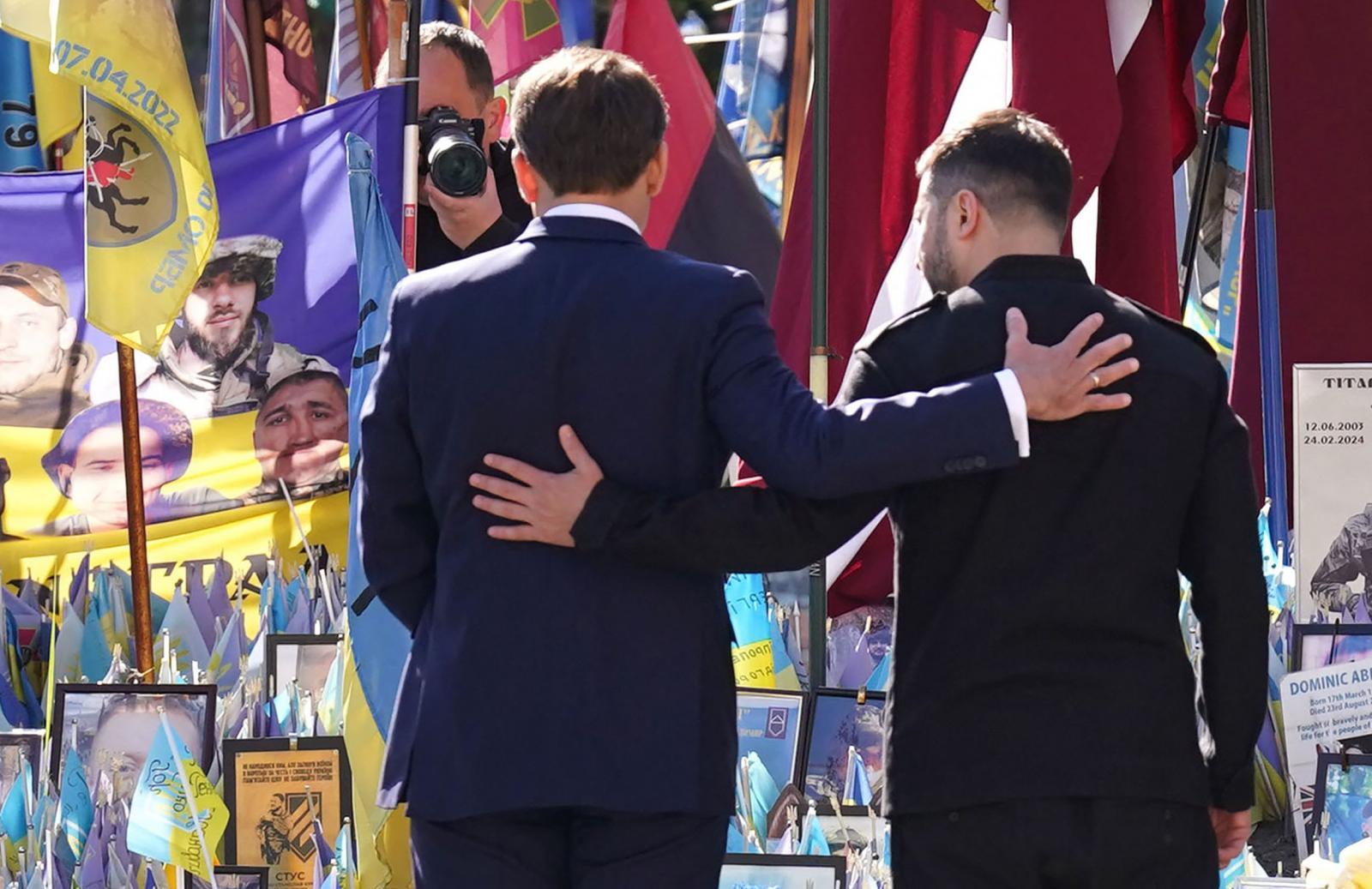 Macron y Zelenski durante el homenaje a los combatientes fallecidos.