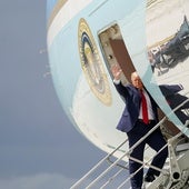 Trump saluda antes de entrar en el Air Force One.