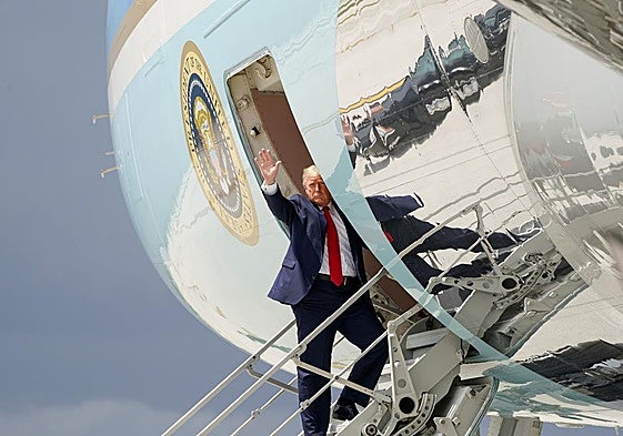 Trump saluda antes de entrar en el Air Force One.