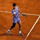 Alcaraz avanza a trompicones a octavos de final en Roma