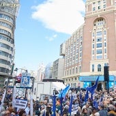 Decenas de personas durante la concentración en defensa de Europa y la democracia, en Callao.