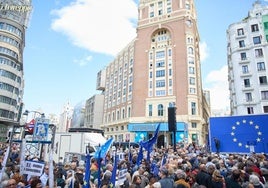 Decenas de personas durante la concentración en defensa de Europa y la democracia, en Callao.