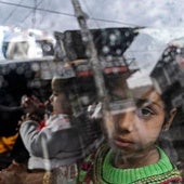 Una niña mira por la ventana de un coche mientras regresa a su ciudad natal después del alto el fuego entre India y Pakistán.