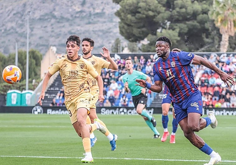 El Eldense vence al Málaga y se engancha al último tren de la permanencia