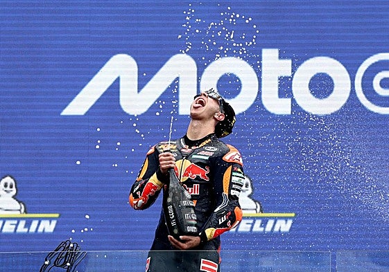 José Antonio Rueda celebra su victoria.