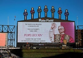 Imagen de León XIV en la pantalla gigante del estadio Rate Field de Chicago durante un partido de béisbol este viernes.