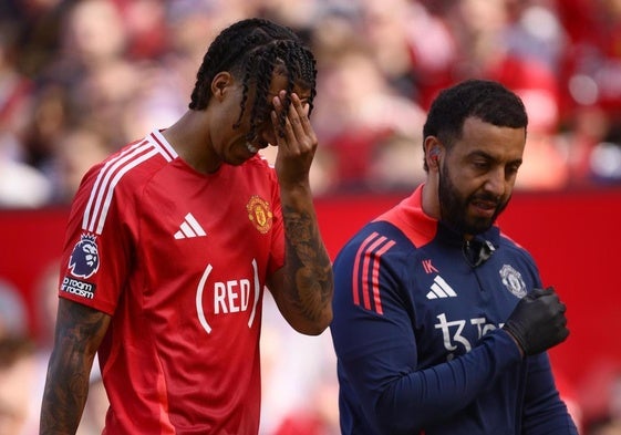 Leny Yoro se lamenta en el partido del Manchester United