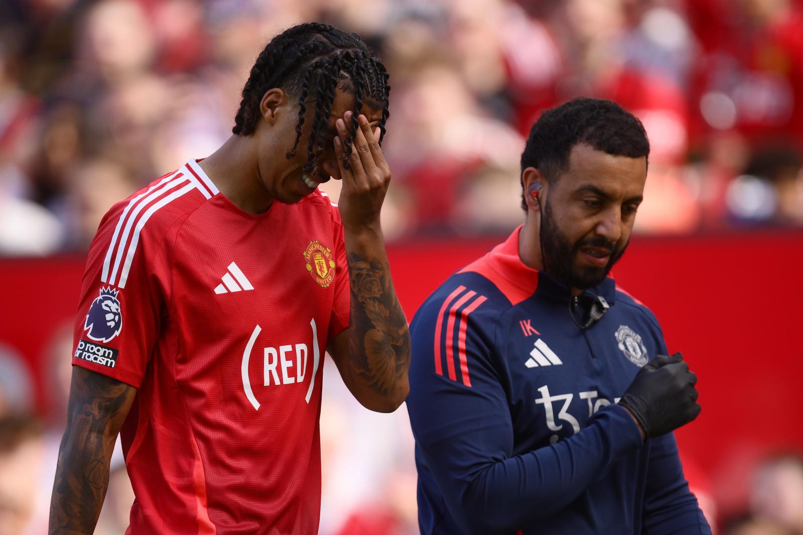 Leny Yoro se lamenta en el partido del Manchester United