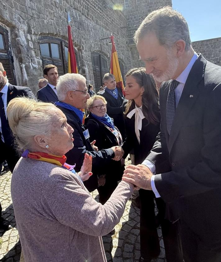 Imagen secundaria 2 - Recorrido por la memoria. Ofrenda de flores. A la derecha, Maria Teresa Curiá, hija de Enric, sube la 'Escalera de la Muerte', en la cantera de Mauthausen. Debajo, Felipe VI saluda a Dolors Pont, hija de un asesinado en Gusen.