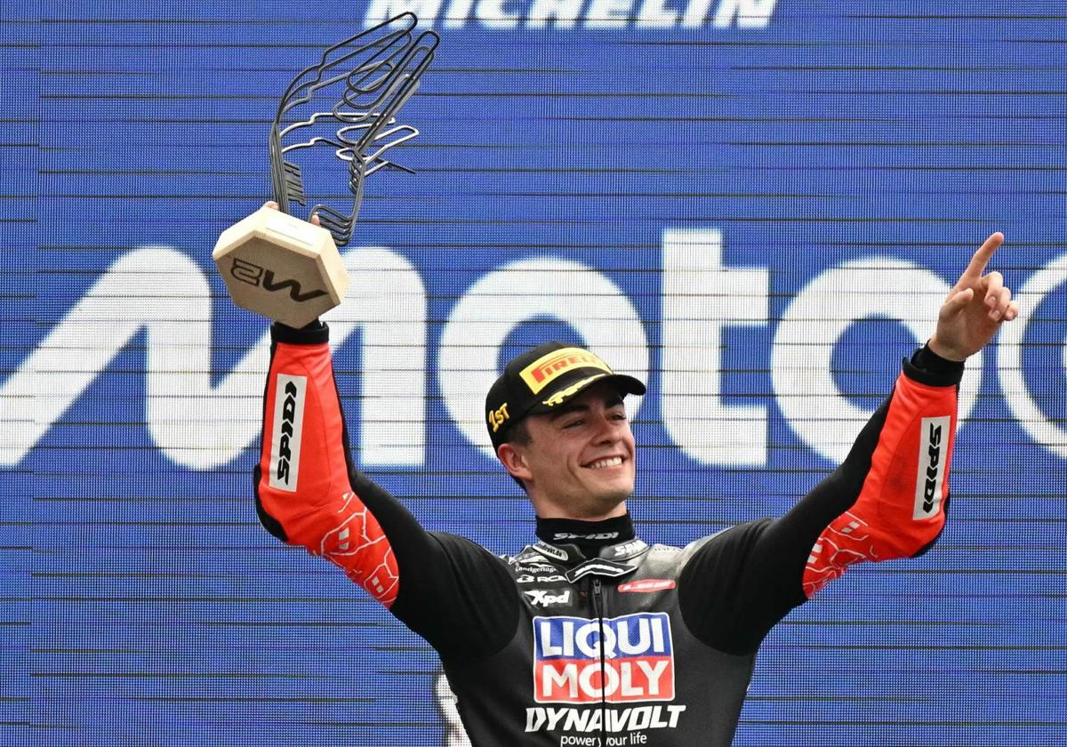 Manu González, en lo más alto del podio en Le Mans.