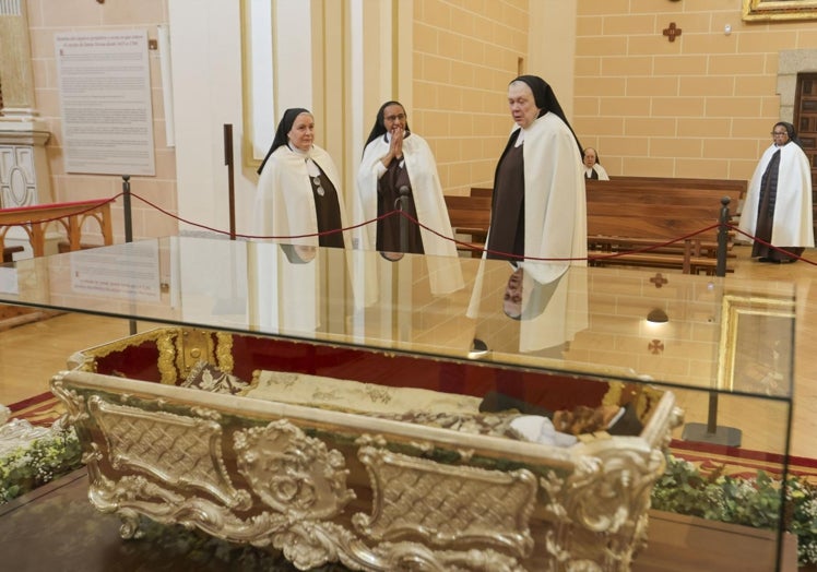 Tres monjas observan los restos de la Santa.