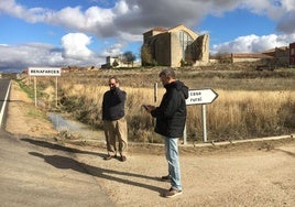 Dos vecinos de Benafarces, en la provincia de Valladolid, intentan coger cobertura desde sus móviles.