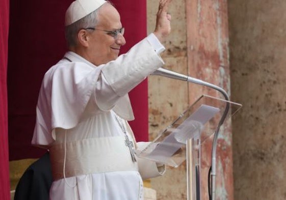León XIV durante el rezo de este domingo.