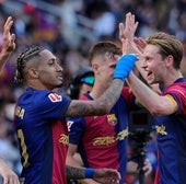 Los jugadores del Barça celebran un gol clave de Raphinha en el clásico de Montjjuic.