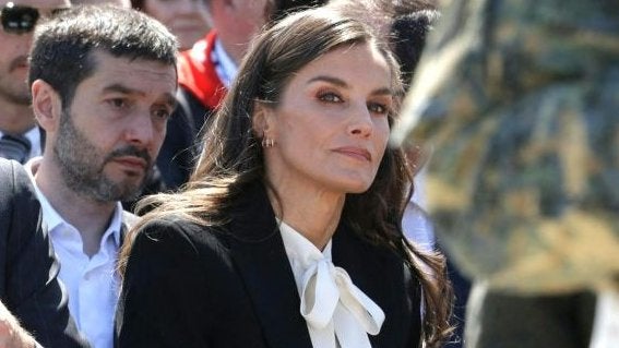 La reina Letizia se pone su blusa favorita en Austria: reaparece con un traje de chaqueta y su nuevo accesorio imprescindible