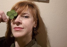 Isabel con uno de sus tréboles de cuatro hojas.