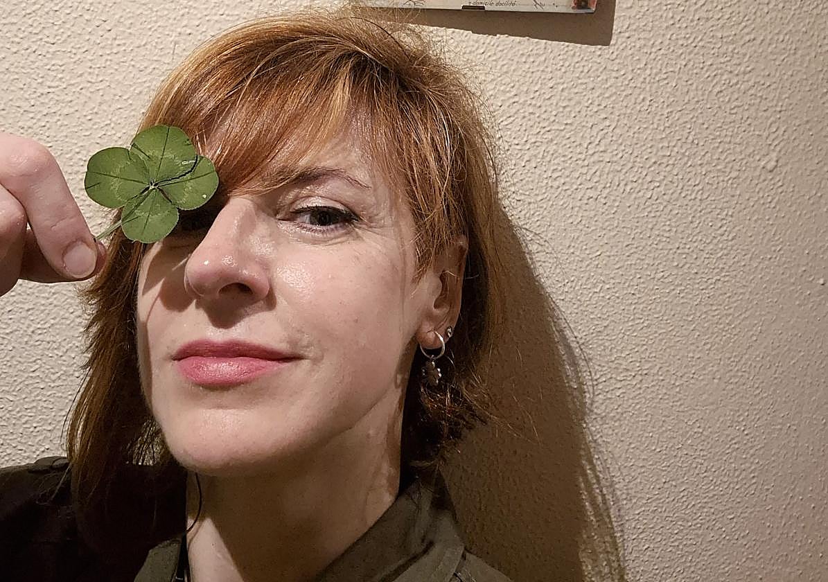 Isabel con uno de sus tréboles de cuatro hojas.