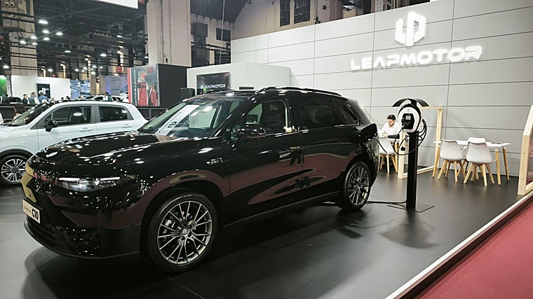 La electricidad mueve al C10, con un motor de gasolina como generador y 974 kilómetros de autonomía