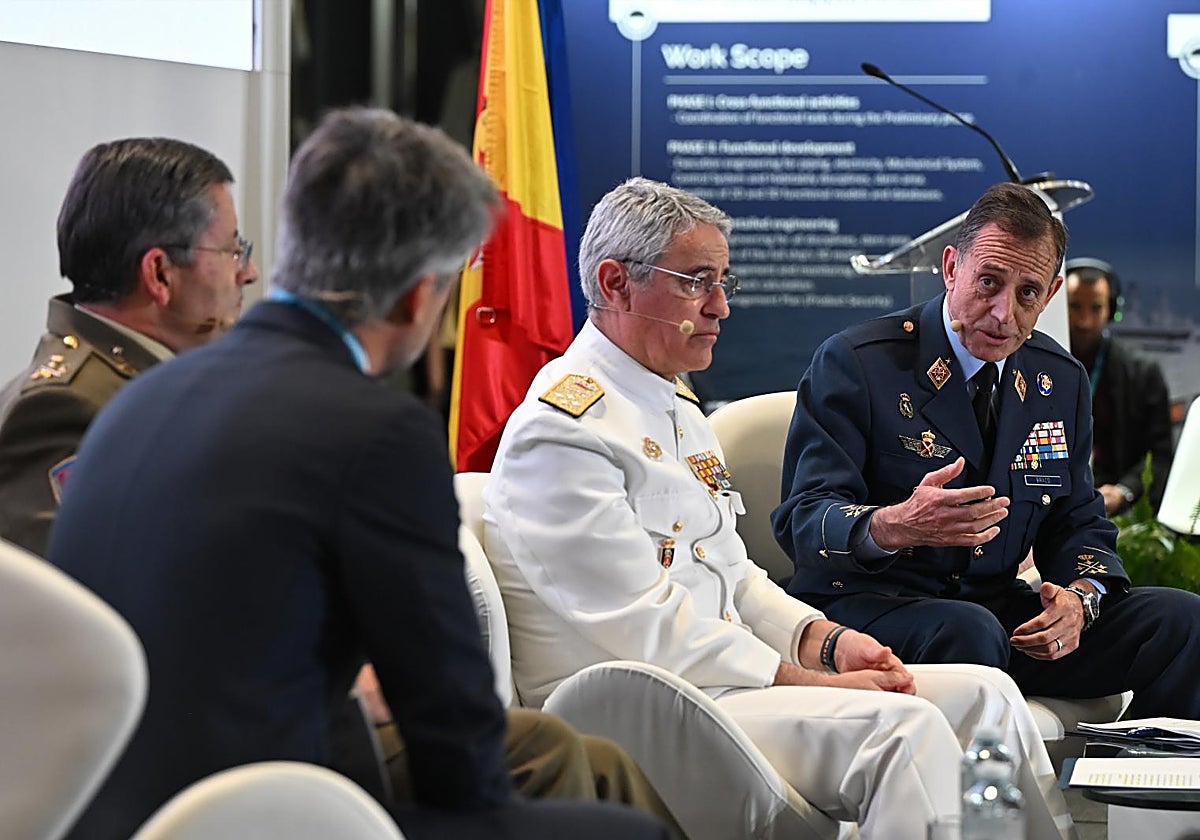 El jefe de Estado Mayor del Ejército de Tierra, Amador Enseñat, el máximo responsable de la Armada, Antonio Piñeiro, y su homólogo en el Aire y del Espacio, Francisco Braco, en la feria de la industria de Defensa.