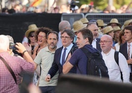 El expresident de Cataluña, Carles Puigdemont, minutos antes de subir al escenario en Barcelona el día de la investidura de Illa.
