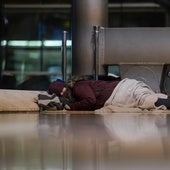 Uno de los sintecho que pernoctan en la T4 de Barajas.