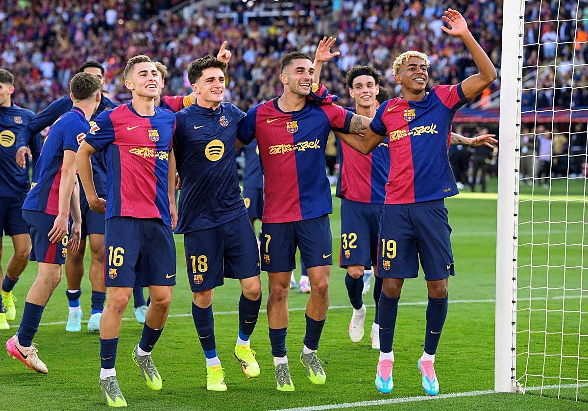 Los jugadores del Barça celebran una nueva victoria azulgrana en el clásico.
