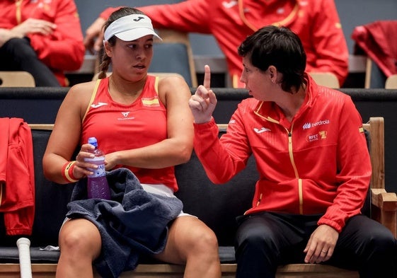 Jessica Bouzas recibe instrucciones de Carla Suárez durante la eliminatoria que España superó ante la República Checa.