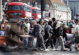 Varios ciudadanos transitan por el centro de Londres.