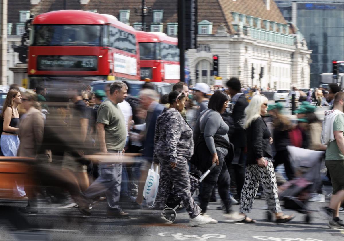 Varios ciudadanos transitan por el centro de Londres.